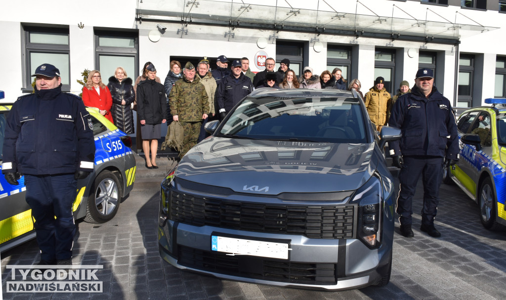 Przekazanie wozów sandomierskiej policji