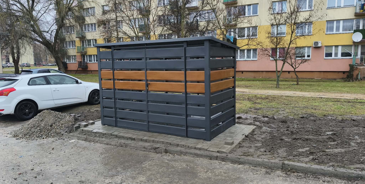 Altana śmietnikowa przy przychodni w Tarnobrzegu