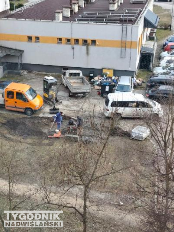 Altana śmietnikowa przy przychodni w Tarnobrzegu