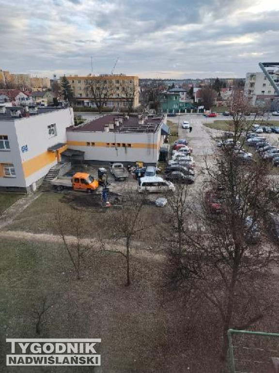 Altana śmietnikowa przy przychodni w Tarnobrzegu