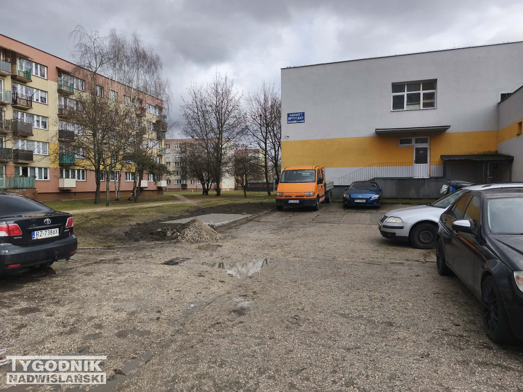 Altana śmietnikowa przy przychodni w Tarnobrzegu