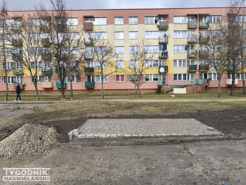 Altana śmietnikowa przy przychodni w Tarnobrzegu