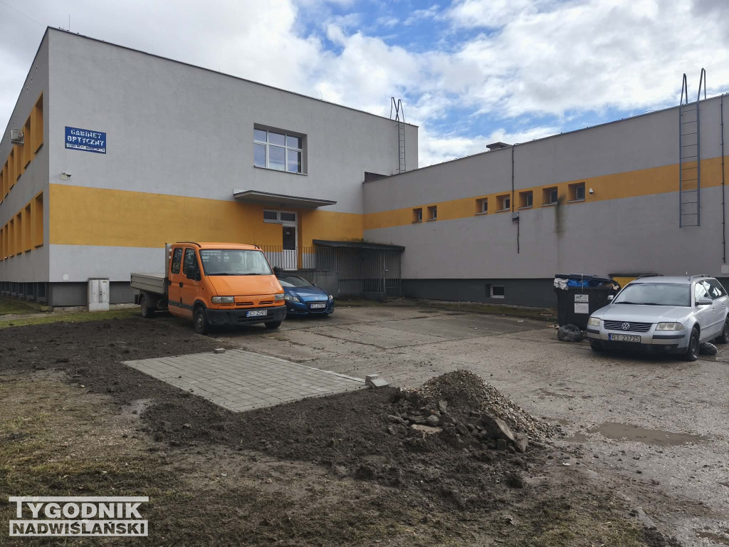 Altana śmietnikowa przy przychodni w Tarnobrzegu