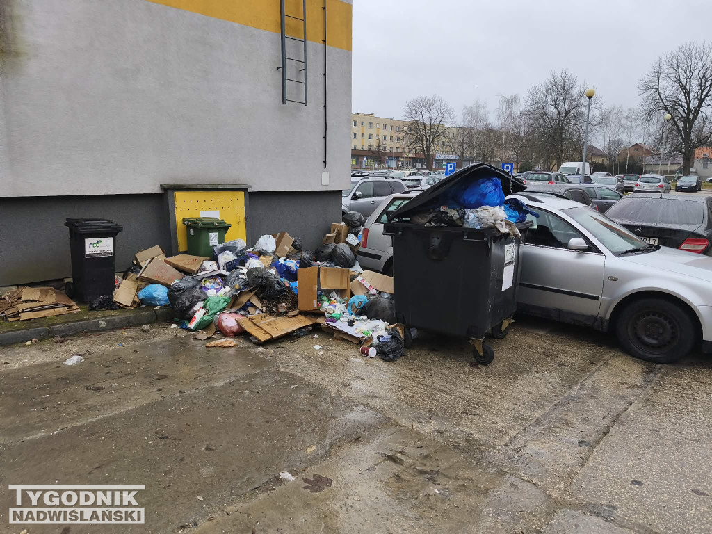 Altana śmietnikowa przy przychodni w Tarnobrzegu
