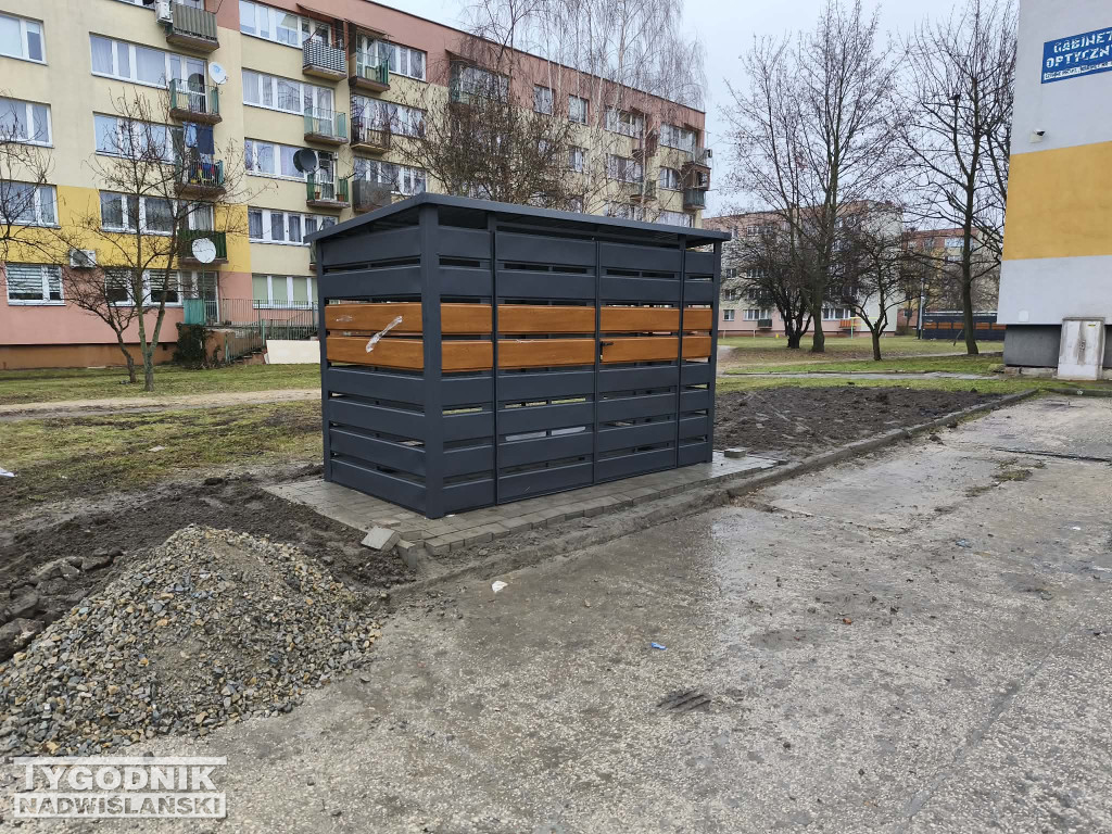 Altana śmietnikowa przy przychodni w Tarnobrzegu