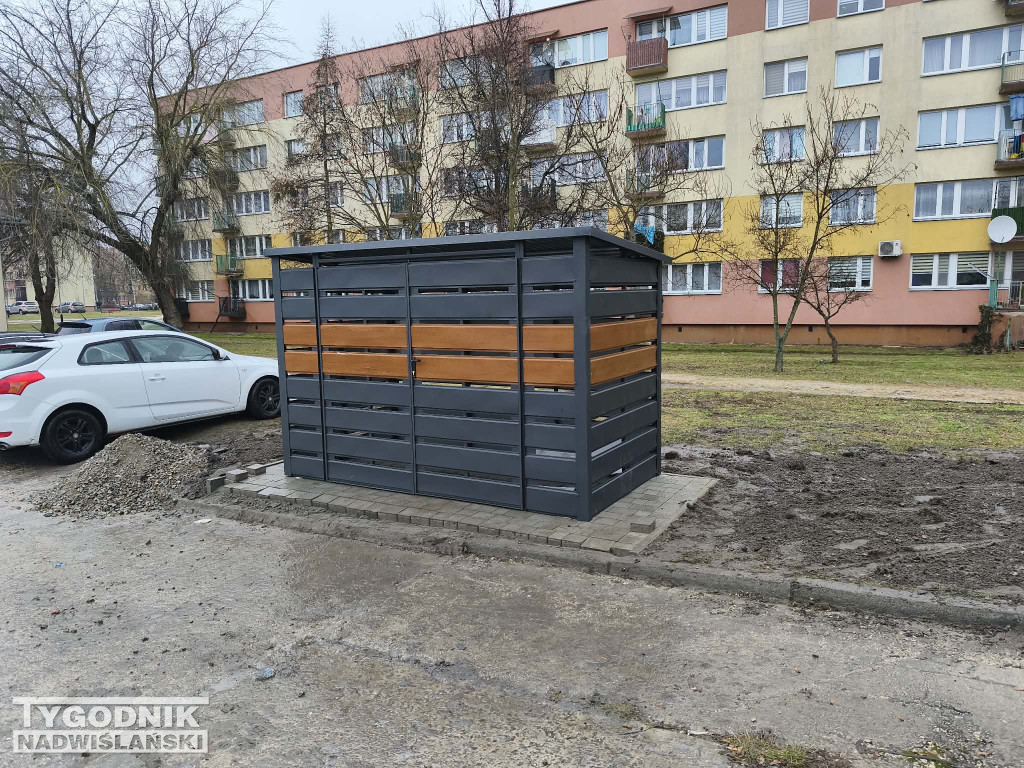 Altana śmietnikowa przy przychodni w Tarnobrzegu