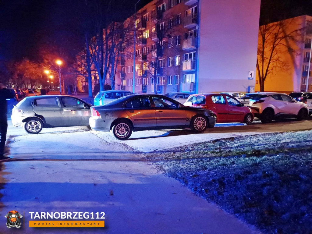 Zniszczone auta po pościgu w Tarnobrzegu