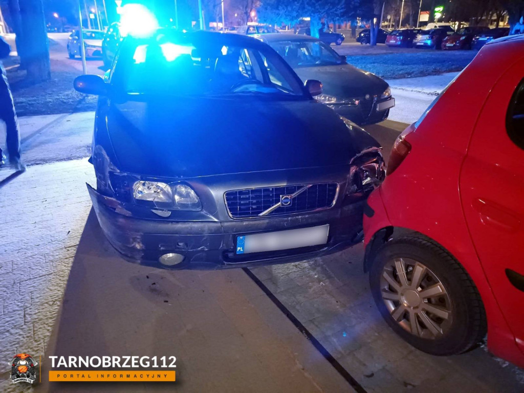 Zniszczone auta po pościgu w Tarnobrzegu