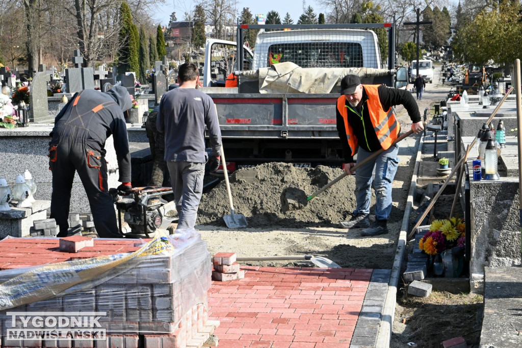 Prace na cmentarzu parafialnym w Tarnobrzegu