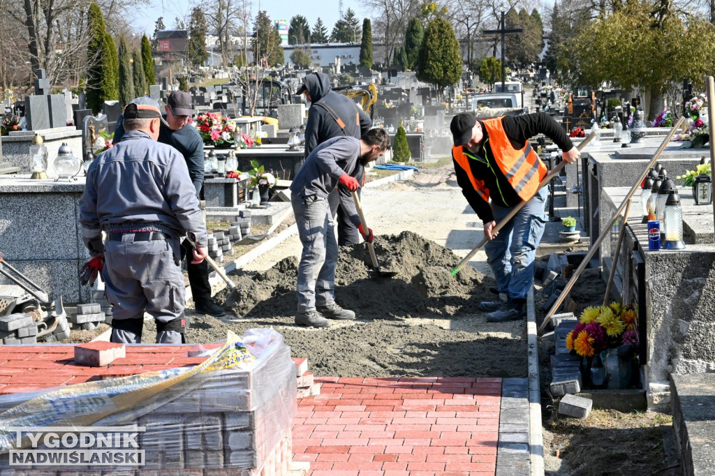 Prace na cmentarzu parafialnym w Tarnobrzegu