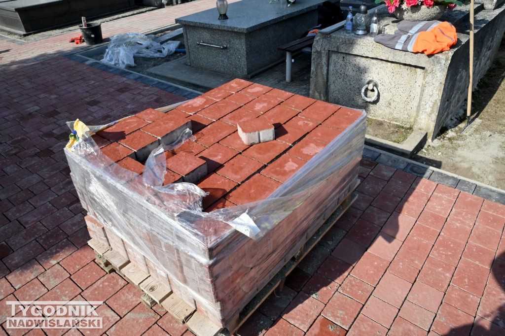 Prace na cmentarzu parafialnym w Tarnobrzegu