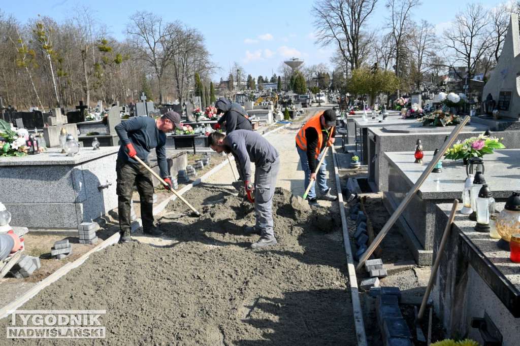 Prace na cmentarzu parafialnym w Tarnobrzegu