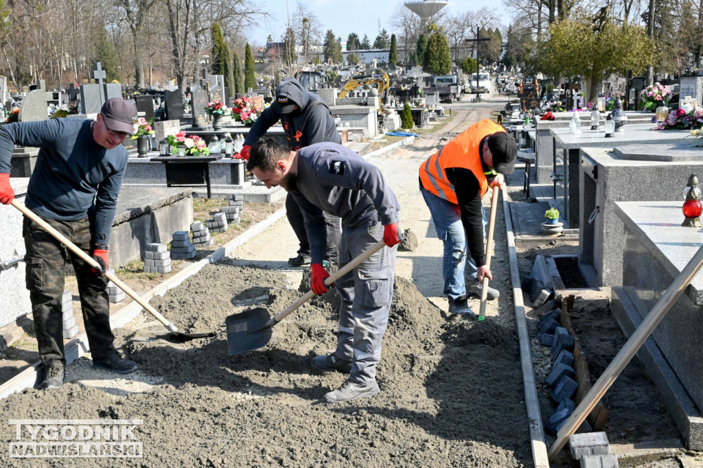 Prace na cmentarzu parafialnym w Tarnobrzegu
