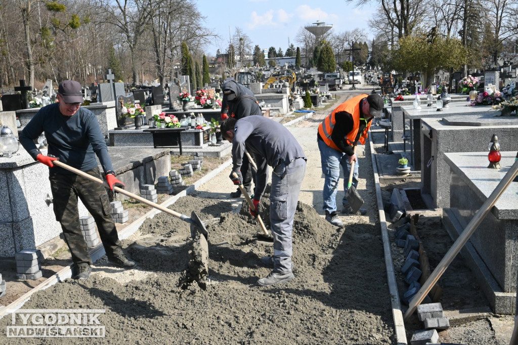 Prace na cmentarzu parafialnym w Tarnobrzegu