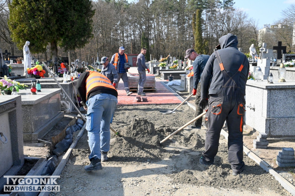 Prace na cmentarzu parafialnym w Tarnobrzegu