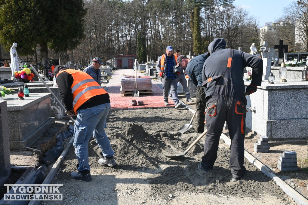 Prace na cmentarzu parafialnym w Tarnobrzegu