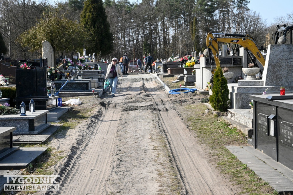 Prace na cmentarzu parafialnym w Tarnobrzegu