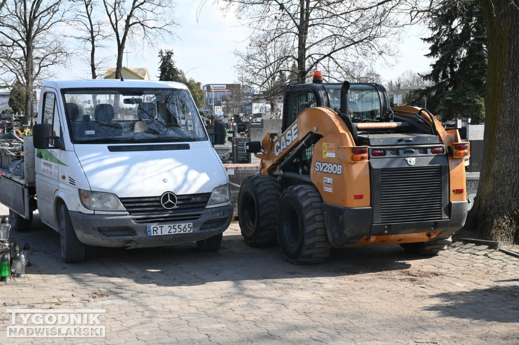 Prace na cmentarzu parafialnym w Tarnobrzegu