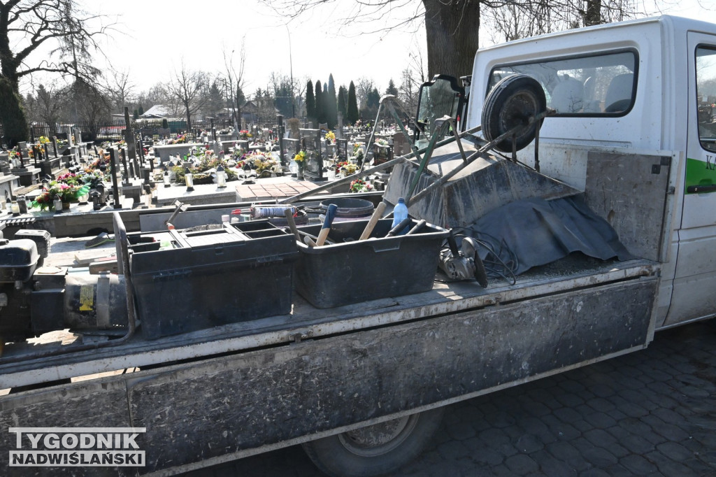 Prace na cmentarzu parafialnym w Tarnobrzegu