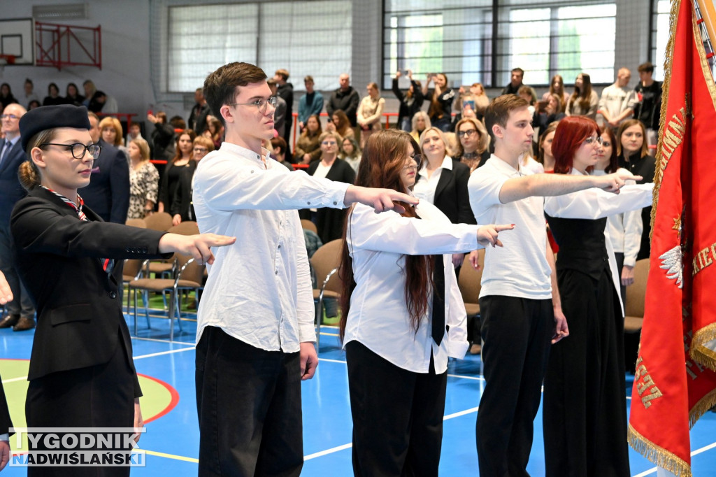 Ślubowanie uczniów I klas Zespołu Szkół nr 1 w Tarnobrzegu