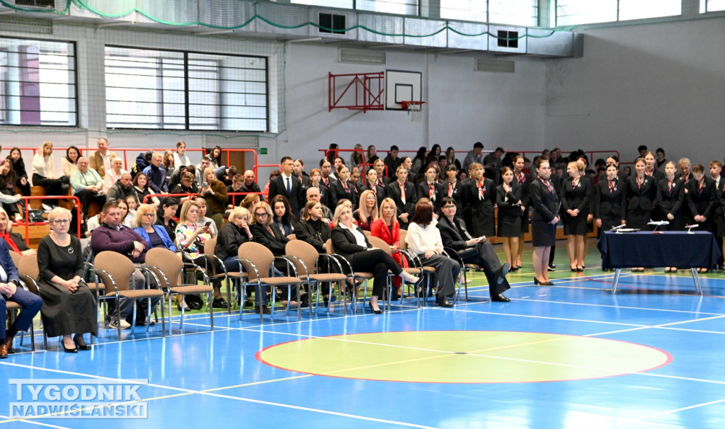 Ślubowanie uczniów I klas Zespołu Szkół nr 1 w Tarnobrzegu