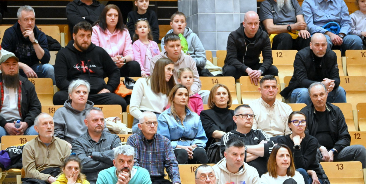Kibice na meczu koszykarzy Siarki Tarnobrzeg