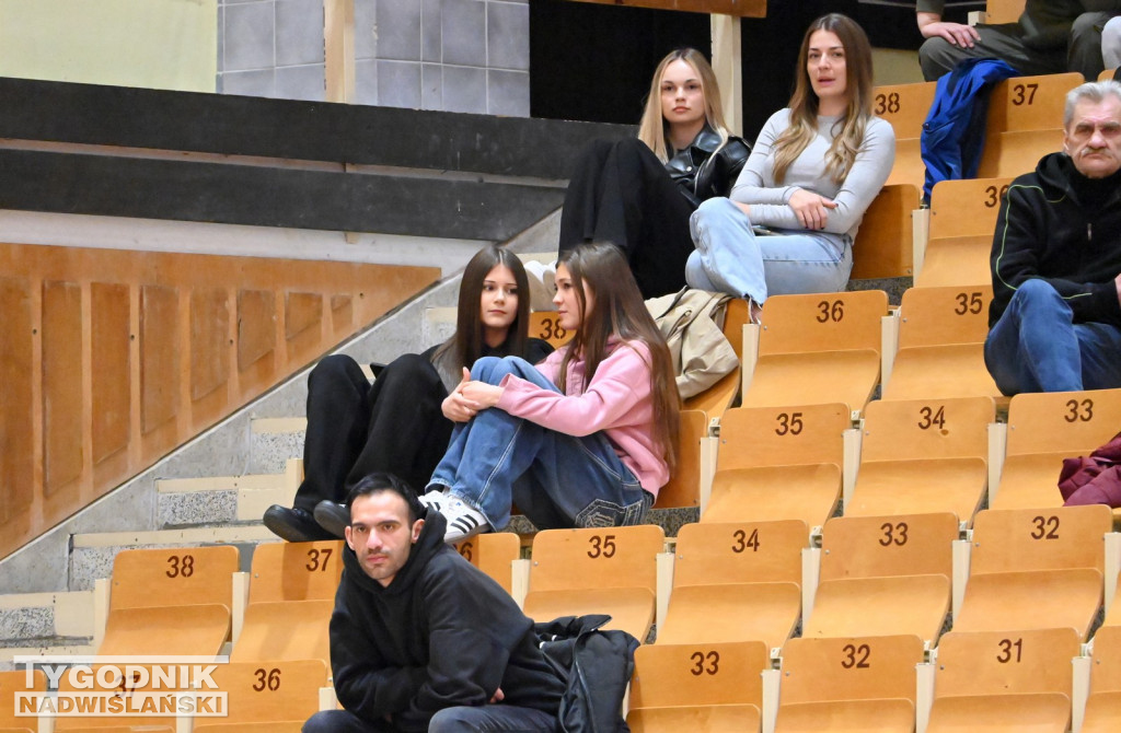 Kibice na meczu koszykarzy Siarki Tarnobrzeg