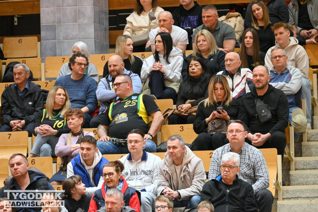 Kibice na meczu koszykarzy Siarki Tarnobrzeg