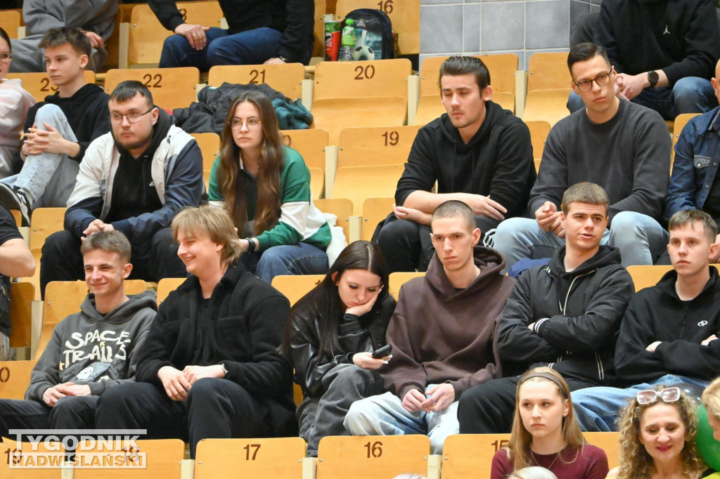 Kibice na meczu koszykarzy Siarki Tarnobrzeg