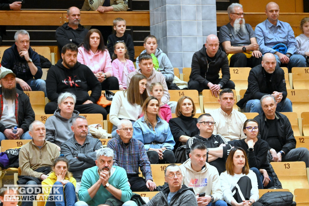 Kibice na meczu koszykarzy Siarki Tarnobrzeg