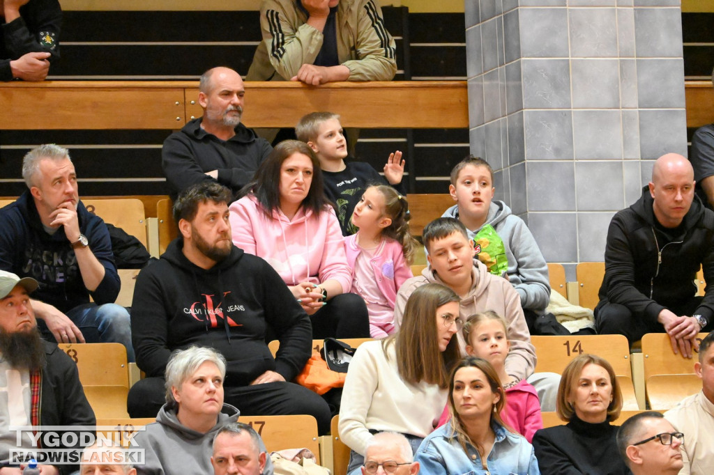 Kibice na meczu koszykarzy Siarki Tarnobrzeg