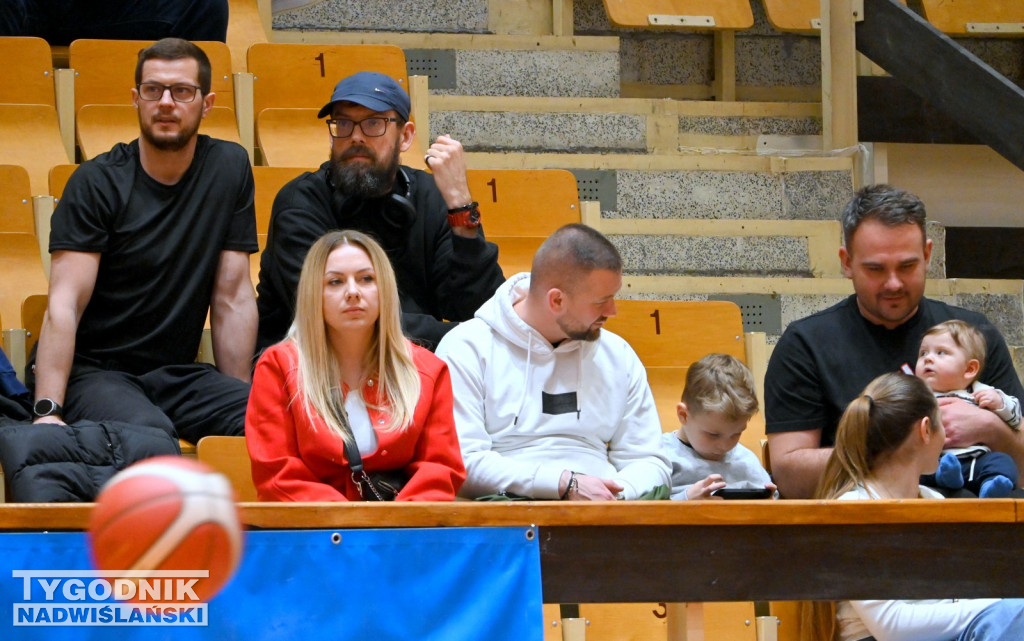 Kibice na meczu koszykarzy Siarki Tarnobrzeg
