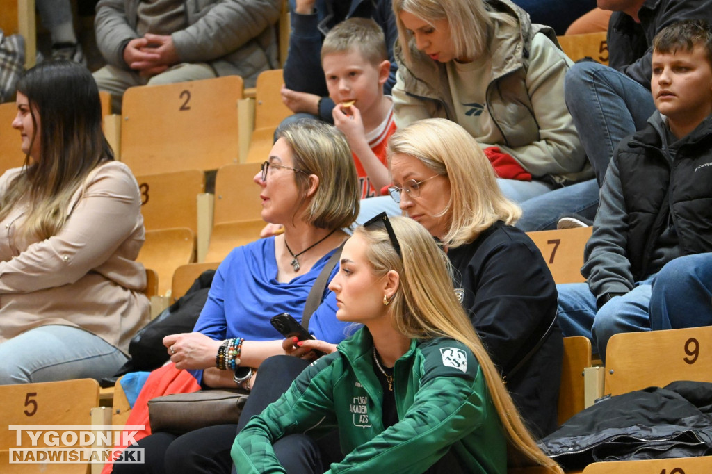 Kibice na meczu koszykarzy Siarki Tarnobrzeg