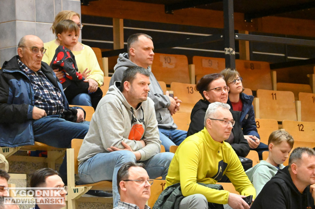 Kibice na meczu koszykarzy Siarki Tarnobrzeg