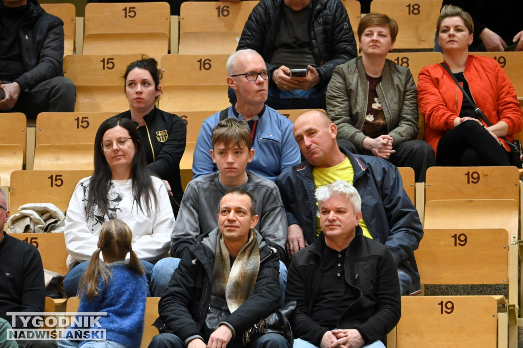 Kibice na meczu koszykarzy Siarki Tarnobrzeg