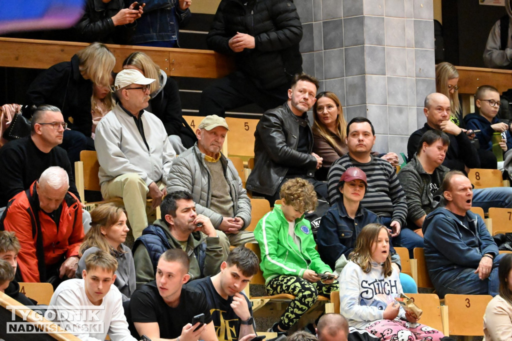 Kibice na meczu koszykarzy Siarki Tarnobrzeg
