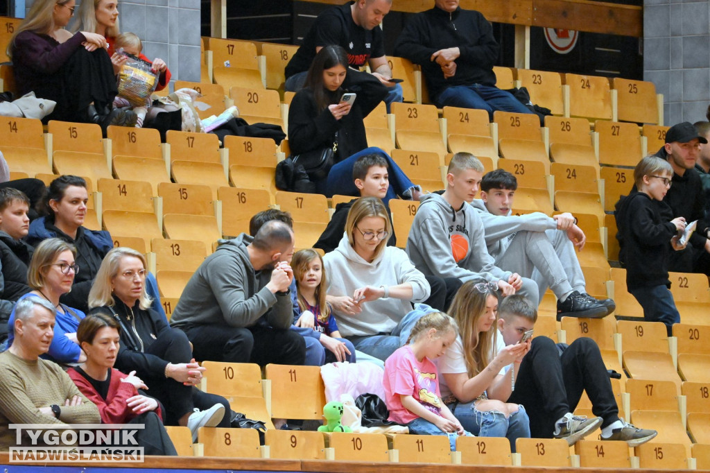 Kibice na meczu koszykarzy Siarki Tarnobrzeg