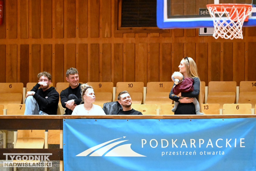 Kibice na meczu koszykarzy Siarki Tarnobrzeg