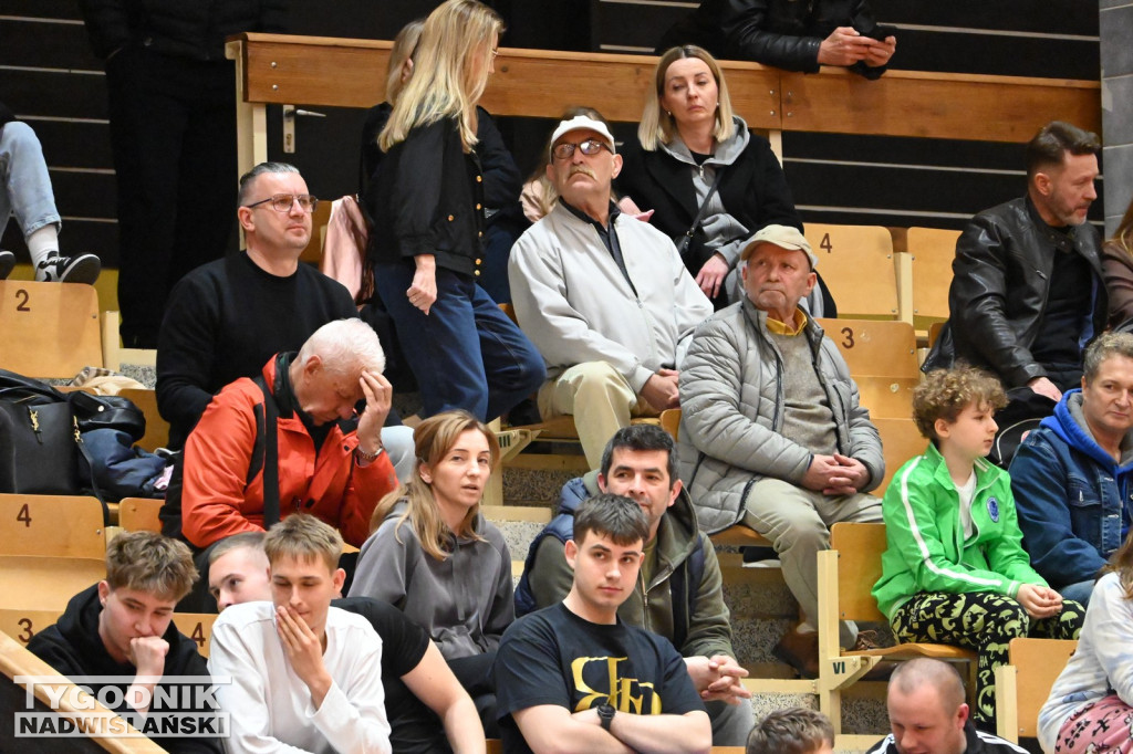 Kibice na meczu koszykarzy Siarki Tarnobrzeg