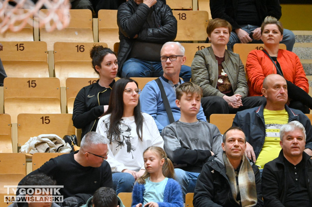 Kibice na meczu koszykarzy Siarki Tarnobrzeg