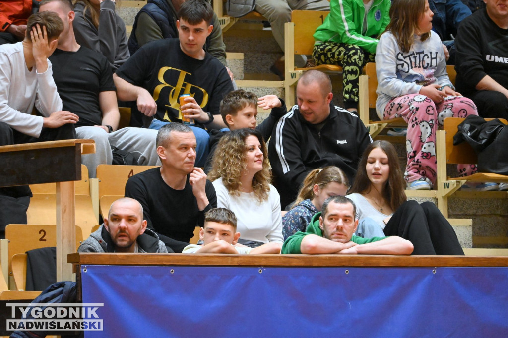 Kibice na meczu koszykarzy Siarki Tarnobrzeg