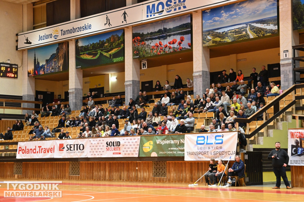Kibice na meczu koszykarzy Siarki Tarnobrzeg