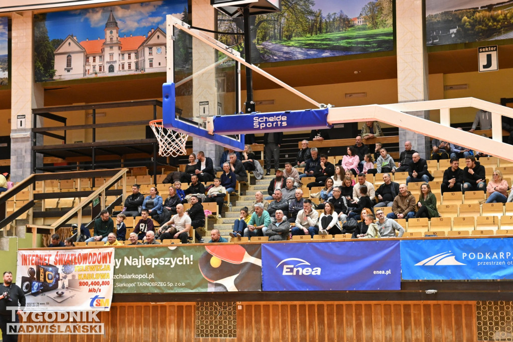 Kibice na meczu koszykarzy Siarki Tarnobrzeg