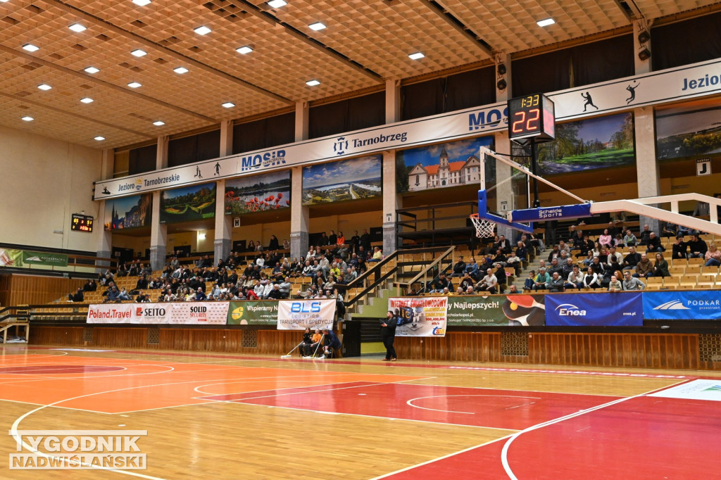 Kibice na meczu koszykarzy Siarki Tarnobrzeg