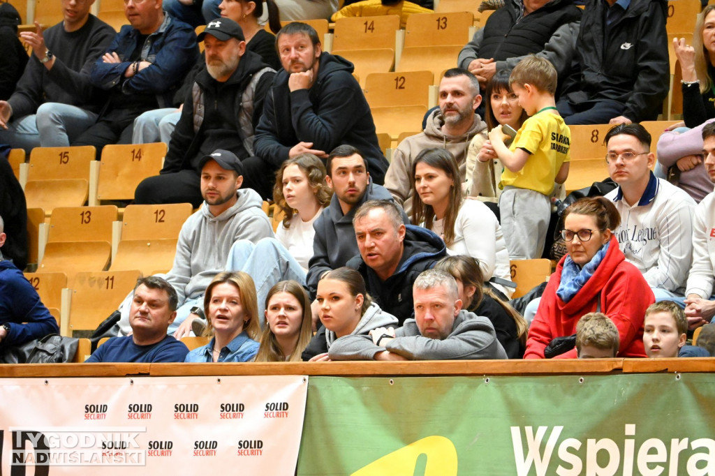 Kibice na meczu koszykarzy Siarki Tarnobrzeg