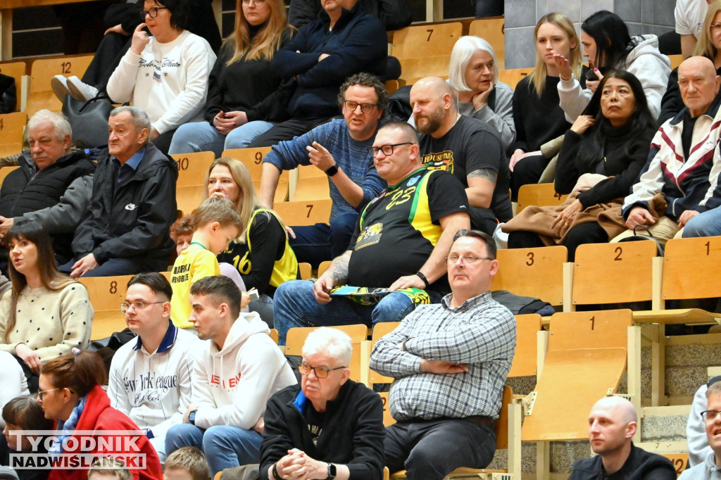 Kibice na meczu koszykarzy Siarki Tarnobrzeg