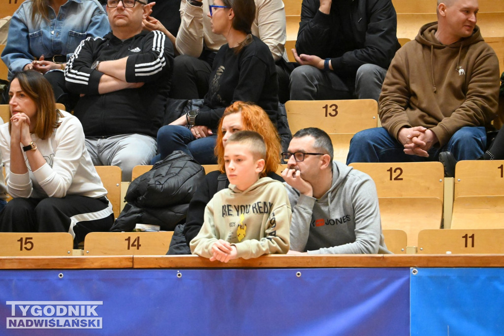 Kibice na meczu koszykarzy Siarki Tarnobrzeg