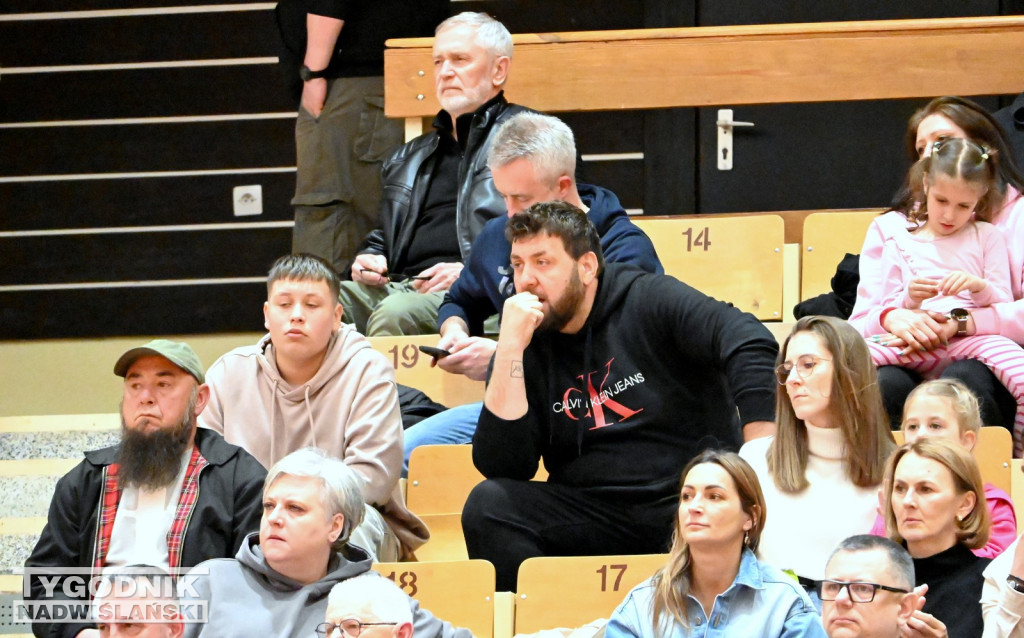 Kibice na meczu koszykarzy Siarki Tarnobrzeg