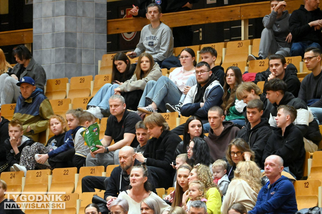 Kibice na meczu koszykarzy Siarki Tarnobrzeg