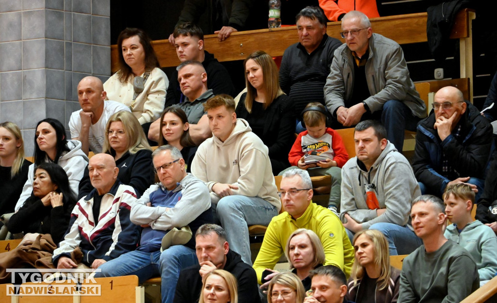 Kibice na meczu koszykarzy Siarki Tarnobrzeg